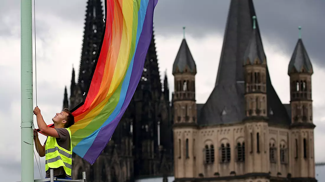 Segensfeiern für homosexuelle Paare sind in der katholischen Kirche umstritten. (Archivbild) - Bild: Oliver Berg/dpa