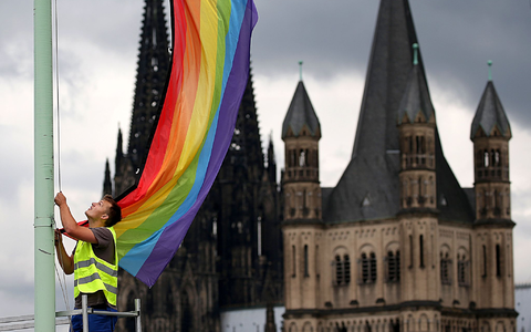 Segensfeiern für homosexuelle Paare sind in der katholischen Kirche umstritten. (Archivbild) - Foto: Oliver Berg/dpa