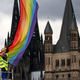 Segensfeiern für homosexuelle Paare sind in der katholischen Kirche umstritten. (Archivbild) - Foto: Oliver Berg/dpa