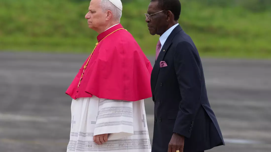 Papst Leo XIV. lehnt eine weitere Liberalisierung des Umgangs mit Homosexuellen in der katholischen Kirche ab - unter anderem mit dem Argument, dass dagegen in Afrika erhebliche Widerstände bestünden. (Archivbild) - Bild: Misper Apawu/AP/dpa