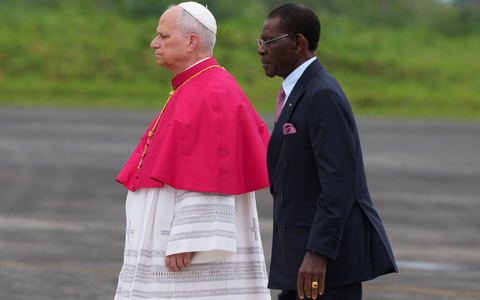 Papst Leo XIV. lehnt eine weitere Liberalisierung des Umgangs mit Homosexuellen in der katholischen Kirche ab - unter anderem mit dem Argument, dass dagegen in Afrika erhebliche Widerstände bestünden. (Archivbild) - Foto: Misper Apawu/AP/dpa