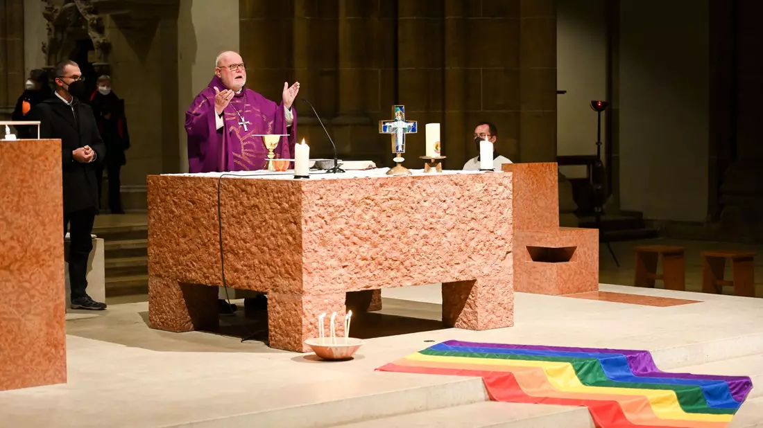 Kardinal Reinhard Marx, hier bei einem Queer-Gottesdienst, hat in seinem Bistum eine Handreichung in Kraft gesetzt, die Segensfeiern für homosexuelle Paare ermöglicht. (Archivbild) - Bild: Tobias Hase/dpa