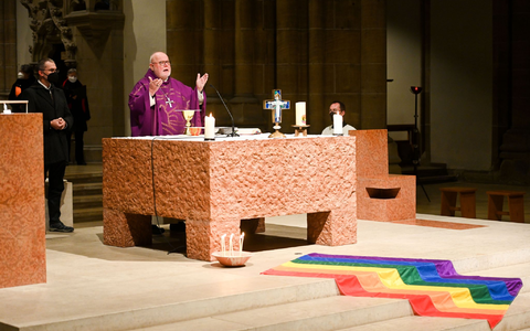 Kardinal Reinhard Marx, hier bei einem Queer-Gottesdienst, hat in seinem Bistum eine Handreichung in Kraft gesetzt, die Segensfeiern für homosexuelle Paare ermöglicht. (Archivbild) - Foto: Tobias Hase/dpa