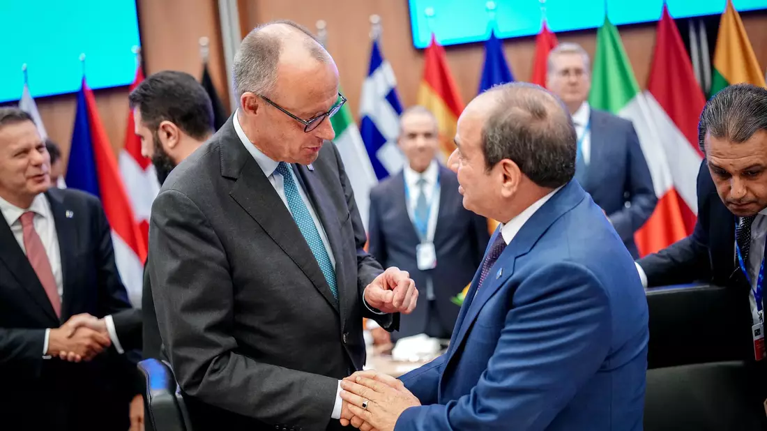 Merz und die anderen EU-Spitzen trafen sich in Zypern auch mit Spitzenvertretern aus der Nachbarschaft des Irans - hier schüttelt der Bundeskanzler Ägyptens Präsident Abdel Fattah al-Sisi die Hand. - Bild: Kay Nietfeld/dpa