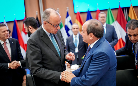 Merz und die anderen EU-Spitzen trafen sich in Zypern auch mit Spitzenvertretern aus der Nachbarschaft des Irans - hier schüttelt der Bundeskanzler Ägyptens Präsident Abdel Fattah al-Sisi die Hand. - Foto: Kay Nietfeld/dpa