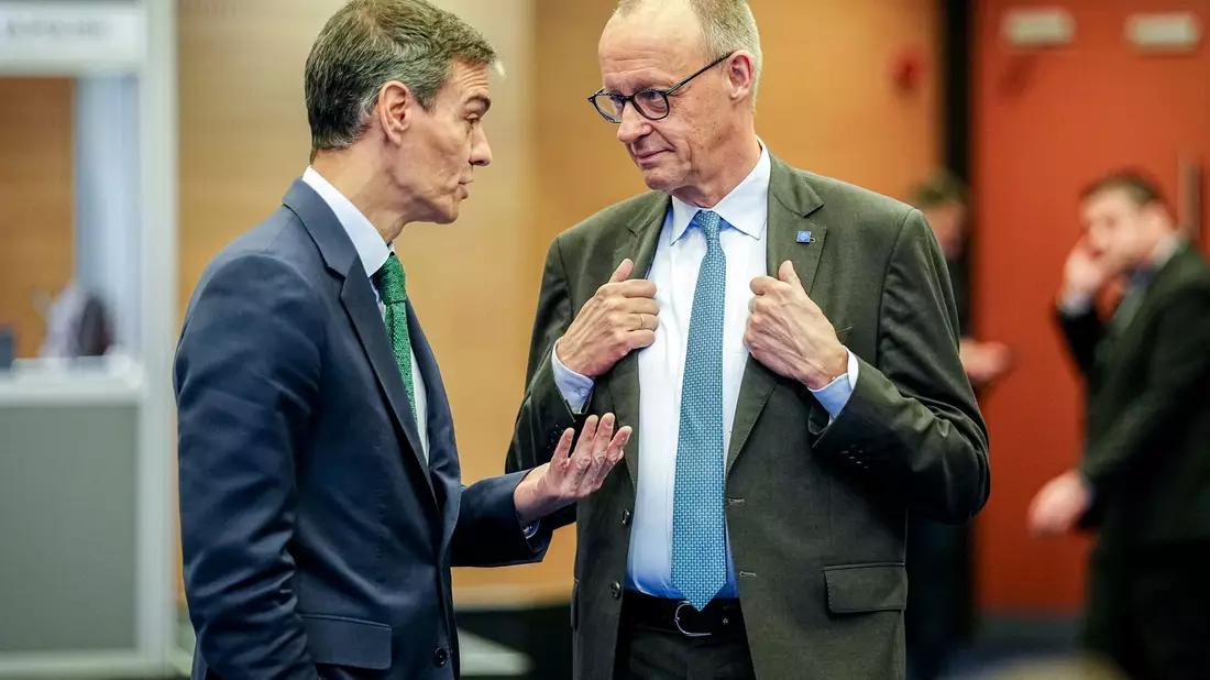 Sorgen sich um die ausufernden Energiepreise: Kanzler Merz und Spaniens Regierungschef Pedro Sánchez. - Bild: Kay Nietfeld/dpa