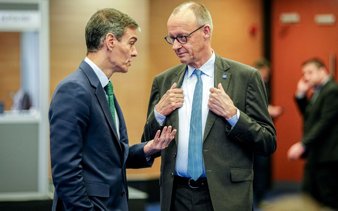 Sorgen sich um die ausufernden Energiepreise: Kanzler Merz und Spaniens Regierungschef Pedro Sánchez. - Foto: Kay Nietfeld/dpa