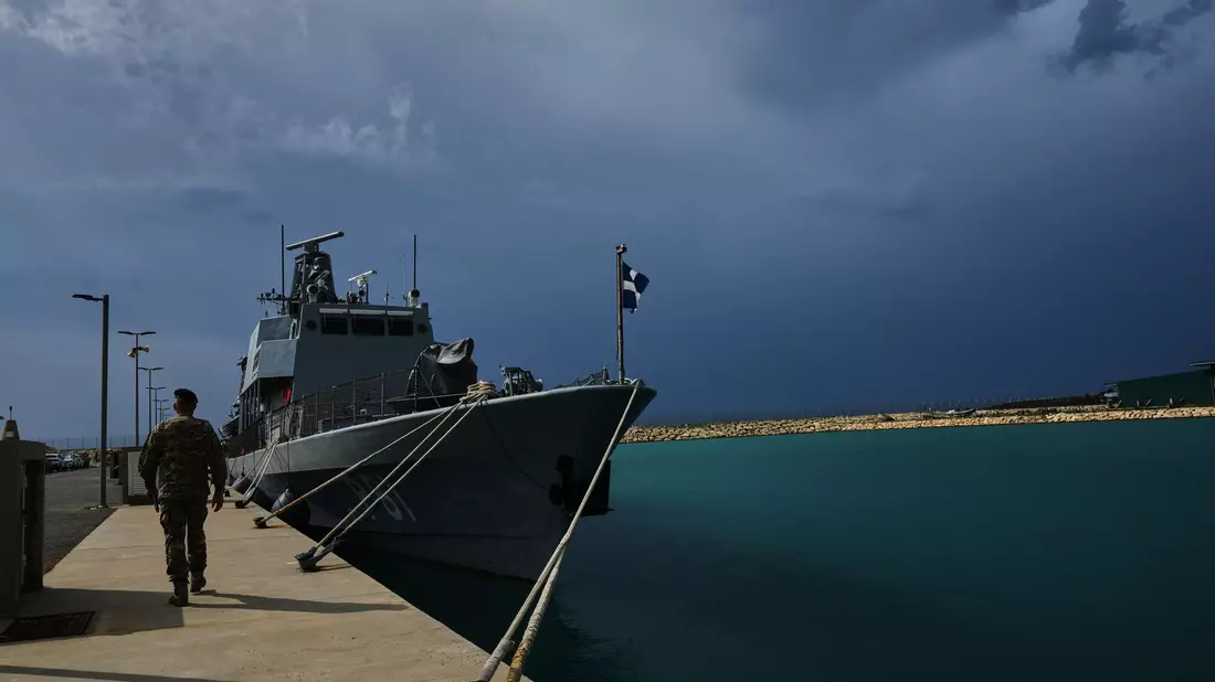 Nachdem im März eine iranische Drohne auf einem britischen Stützpunkt in Zypern eingeschlagen war, befinden sich auf der Insel auch Einheiten aus Frankreich, Griechenland und anderen EU-Staaten.  - Bild: Petros Karadjias/AP/dpa