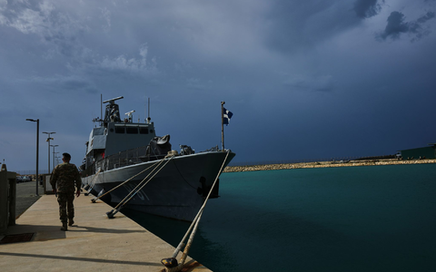 Nachdem im März eine iranische Drohne auf einem britischen Stützpunkt in Zypern eingeschlagen war, befinden sich auf der Insel auch Einheiten aus Frankreich, Griechenland und anderen EU-Staaten.  - Foto: Petros Karadjias/AP/dpa