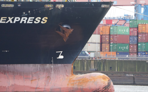 Vier Containerschiffe von Hapag-Lloyd sitzen den Angaben nach noch im Golf fest. (Archivbild)  - Foto: Marcus Brandt/dpa