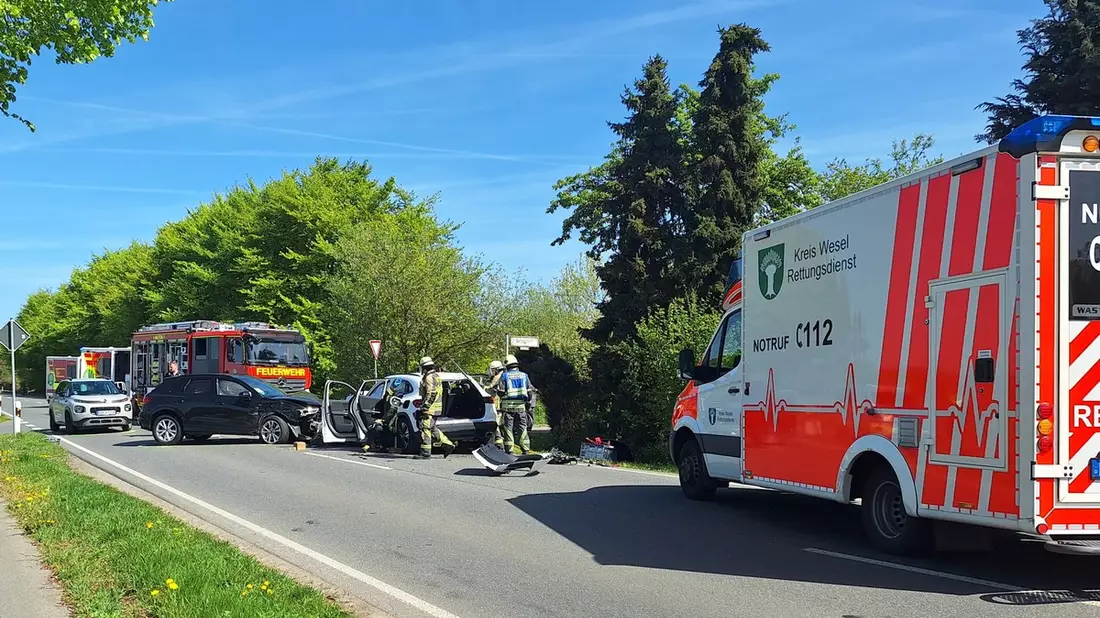 FW Bocholt: Verkehrsunfall mit drei PKW und eingeklemmter Person - Bild: presseportal.de