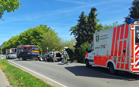 FW Bocholt: Verkehrsunfall mit drei PKW und eingeklemmter Person - Foto: presseportal.de