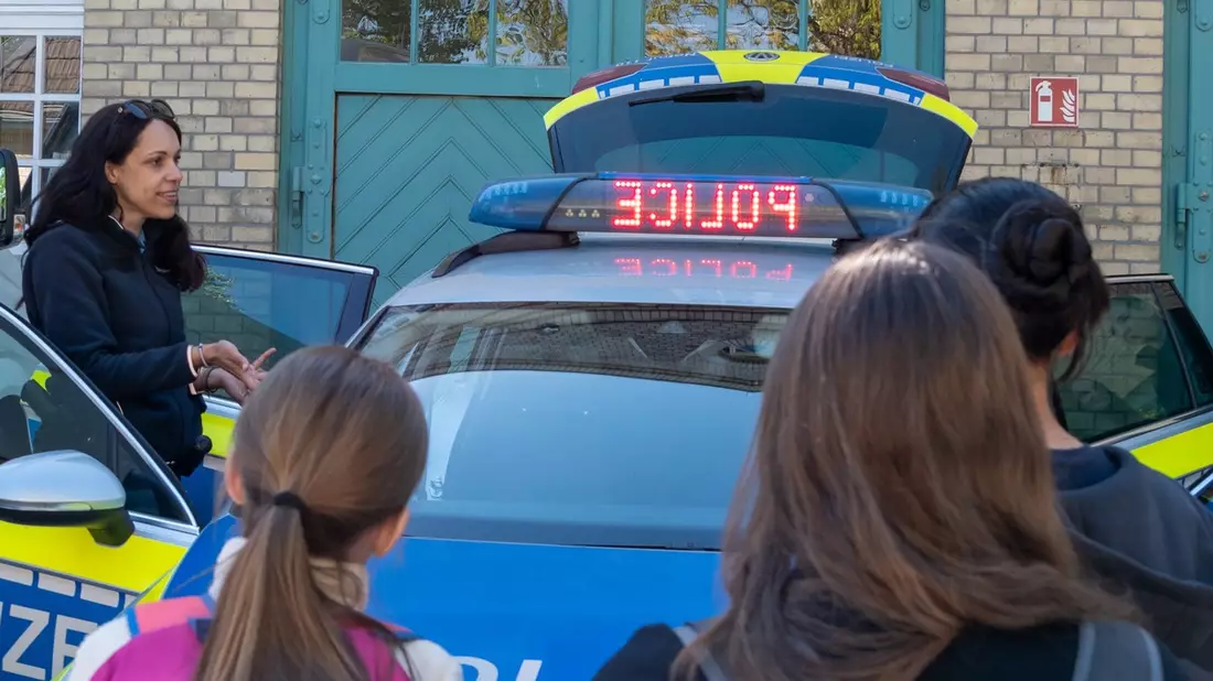 Mittelhessen: Ein Blick hinter die Kulissen - Girls'Day im Polizeipräsidium Mittelhessen - Bild: presseportal.de