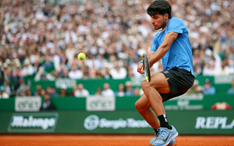 Galt neben Jannik Sinner als Topfavorit auf den Titel in Paris: Carlos Alcaraz. (Archivbild) - Foto: Valery Hache/AFP/dpa