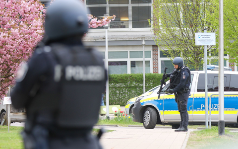 Einsatzkräfte der Polizei suchen am Krankenhaus in Pinneberg nach einer flüchtigen Person.  - Foto: Bodo Marks/dpa