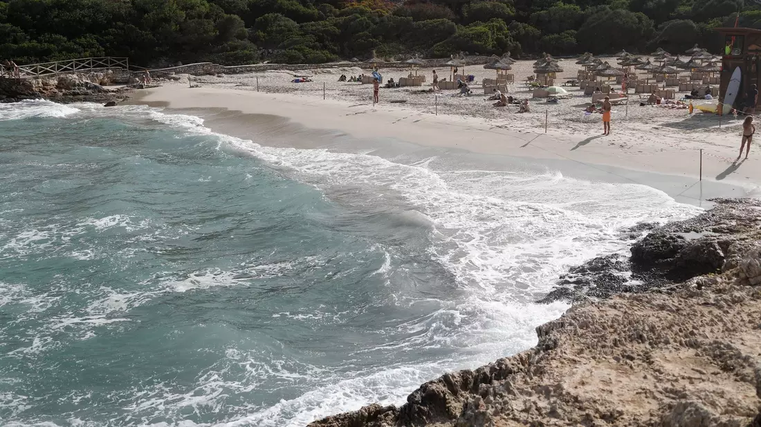 Ein deutscher Urlauber ist im Osten Mallorcas bei dem Versuch ums Leben gekommen, anderen in Not geratenen Badenden zu helfen. (Archivbild) - Bild: Clara Margais/dpa