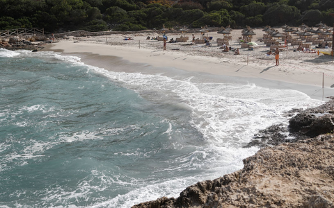 Ein deutscher Urlauber ist im Osten Mallorcas bei dem Versuch ums Leben gekommen, anderen in Not geratenen Badenden zu helfen. (Archivbild) - Foto: Clara Margais/dpa