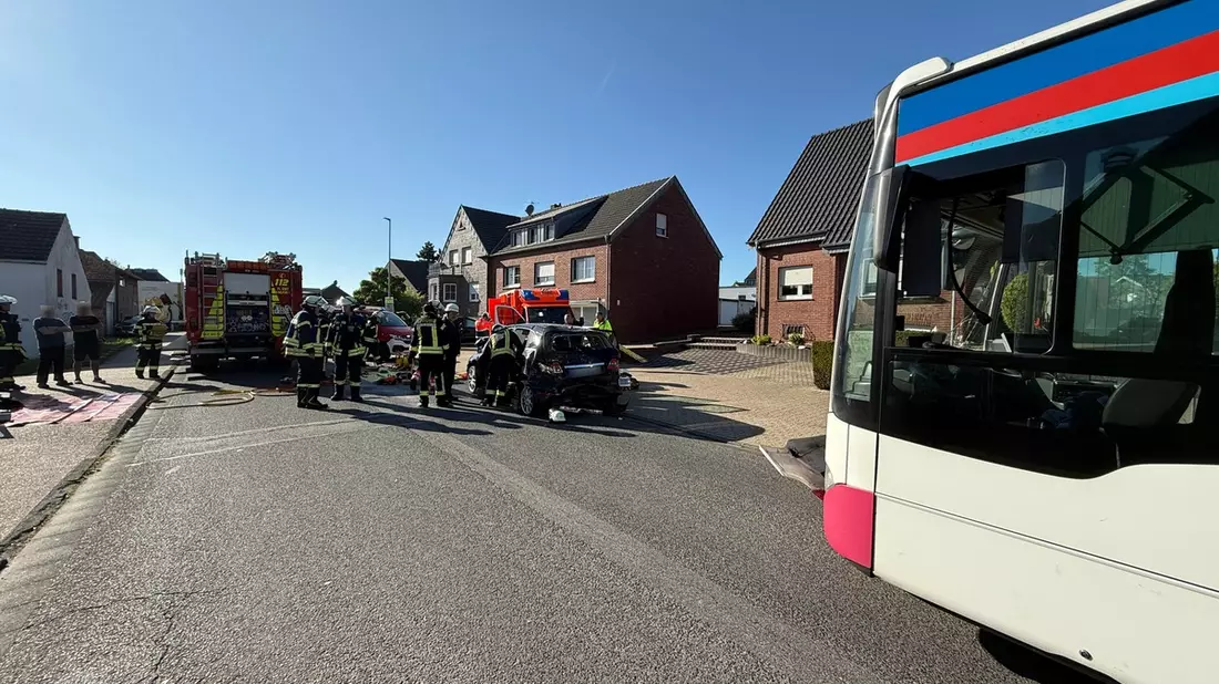 FFW Schwalmtal: Verkehrsunfall zwischen Pkw und Bus - Feuerwehr Schwalmtal rettet eingeschlossenen Fahrer - Bild: presseportal.de