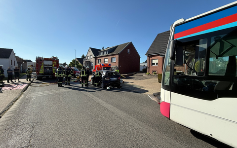 FFW Schwalmtal: Verkehrsunfall zwischen Pkw und Bus - Feuerwehr Schwalmtal rettet eingeschlossenen Fahrer - Foto: presseportal.de