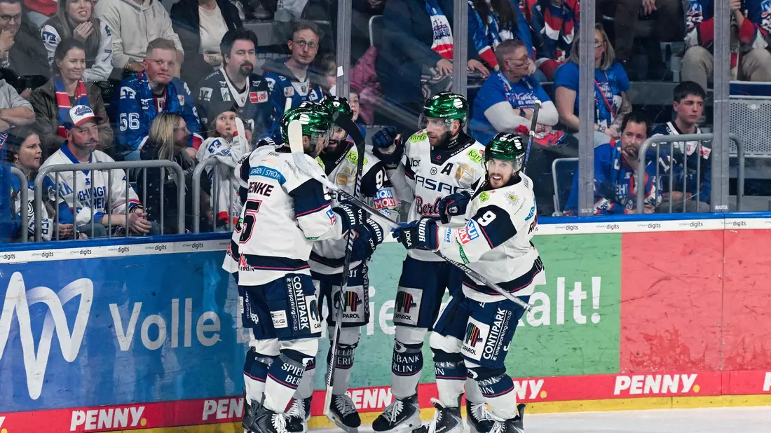 Jubeln über einen Auswärtssieg in Mannheim: die Eisbären Berlin. - Bild: Uwe Anspach/dpa