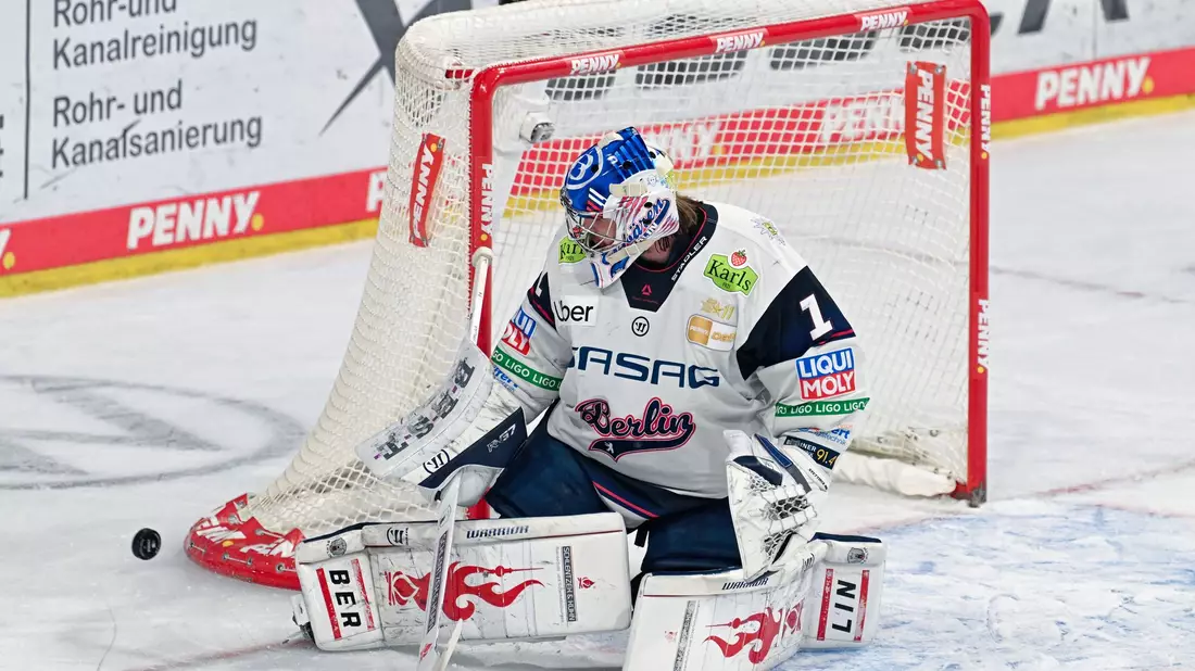 War immer wieder zur Stelle: Eisbären-Keeper Jonas Stettmer. - Bild: Uwe Anspach/dpa