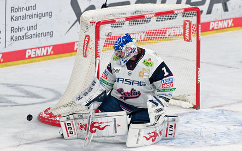 War immer wieder zur Stelle: Eisbären-Keeper Jonas Stettmer. - Foto: Uwe Anspach/dpa