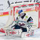 War immer wieder zur Stelle: Eisbären-Keeper Jonas Stettmer. - Foto: Uwe Anspach/dpa