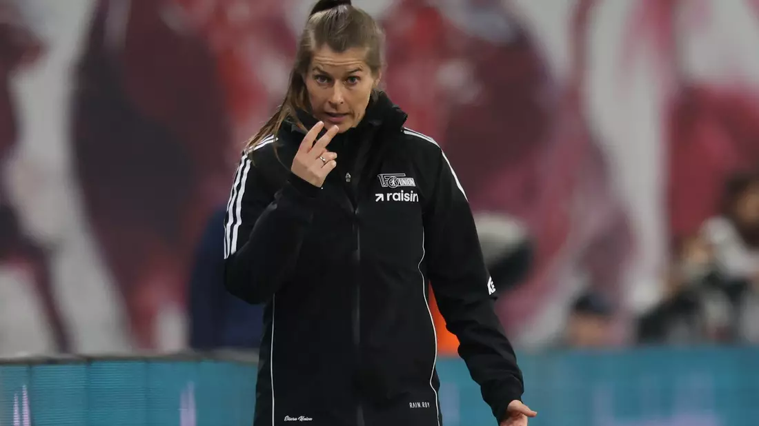 Trainerin Marie-Louise Eta von 1. FC Union Berlin war sehr engagiert an der Seitenlinie.  - Bild: Jan Woitas/dpa