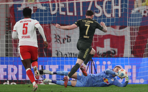 Leipzigs Torwart Maarten Vandevoordt (r.) klärt gegen Oliver Burke (m./1. FC Union Berlin).  - Foto: Jan Woitas/dpa