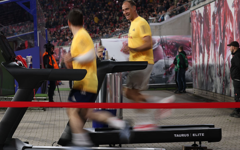 Red Bull-Geschäftsführer Oliver Mintzlaff läuft während der Partie für den guten Zweck.  - Foto: Jan Woitas/dpa