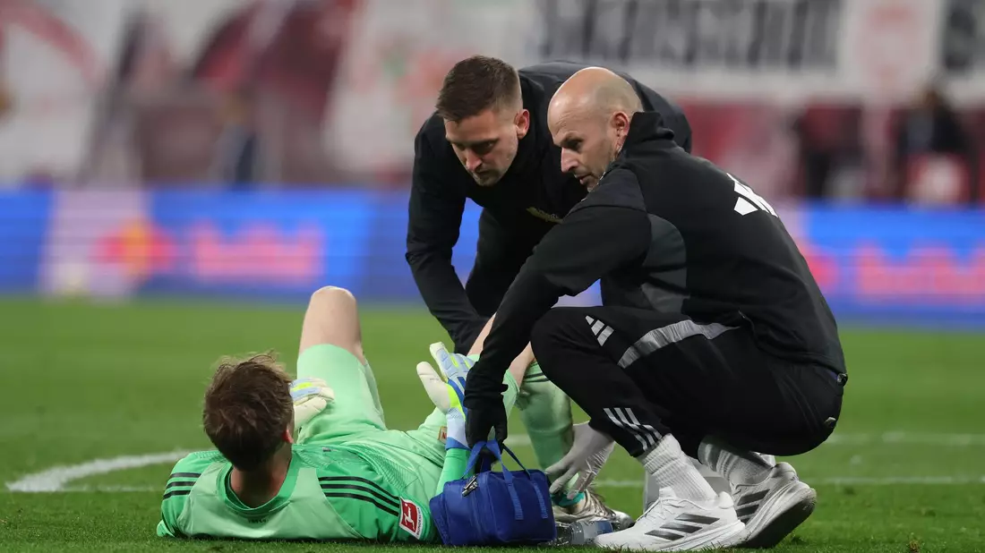 Torwart Frederik Rönnow von Union Berlin musste frühzeitig verletzt ausgewechselt werden.  - Bild: Jan Woitas/dpa