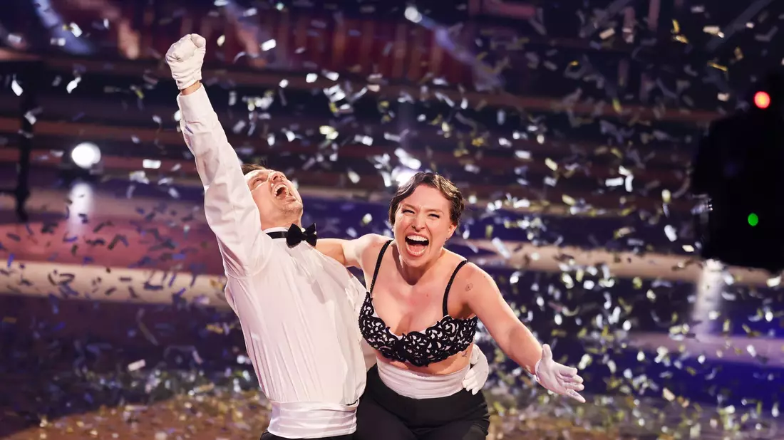 Da sah noch alles gut aus: Bianca Heinicke und Zsolt Sándor Cseke zeigten einen Tanz zu «Dick & Doof». - Bild: Rolf Vennenbernd/dpa