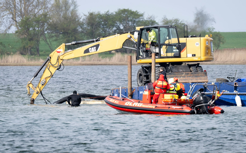Helfer einer privaten Initiative graben eine Rinne vom Liegeplatz des gestrandeten Wals zum tiefen Fahrwasser.  - Foto: Philip Dulian/dpa