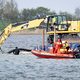 Helfer einer privaten Initiative graben eine Rinne vom Liegeplatz des gestrandeten Wals zum tiefen Fahrwasser.  - Foto: Philip Dulian/dpa