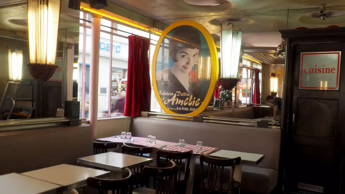 Ein Blick in das «Café des Deux Moulins», in dem die Hauptdarstellerin Audrey Tautou in «Die fabelhafte Welt der Amélie» als Kellnerin arbeitet.  - Bild: Rachel Boßmeyer/dpa