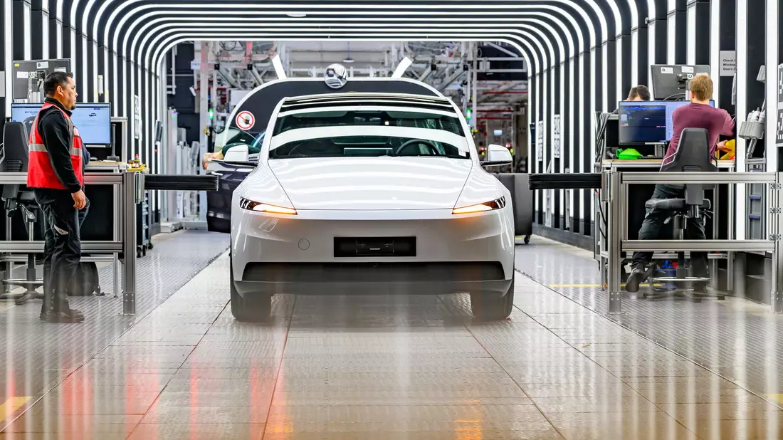 Der Elektroautobauer Tesla will in seiner Fabrik in Grünheide 1.000 Beschäftigte innerhalb weniger Monate neu einstellen. (Archivbild) - Bild: Patrick Pleul/dpa
