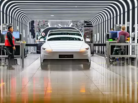 Der Elektroautobauer Tesla will in seiner Fabrik in Grünheide 1.000 Beschäftigte innerhalb weniger Monate neu einstellen. (Archivbild) - Foto: Patrick Pleul/dpa