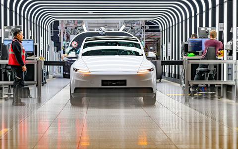 Der Elektroautobauer Tesla will in seiner Fabrik in Grünheide 1.000 Beschäftigte innerhalb weniger Monate neu einstellen. (Archivbild) - Foto: Patrick Pleul/dpa