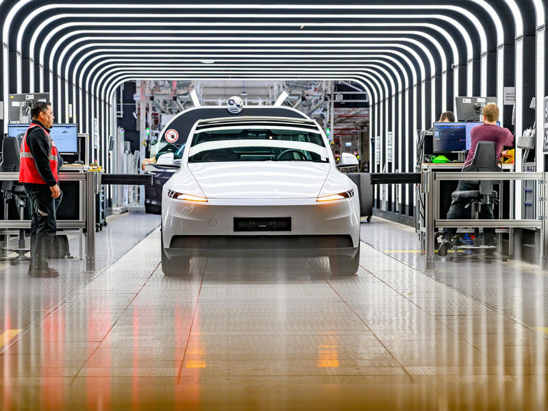 Der Elektroautobauer Tesla will in seiner Fabrik in Grünheide 1.000 Beschäftigte innerhalb weniger Monate neu einstellen. (Archivbild) - Foto: Patrick Pleul/dpa