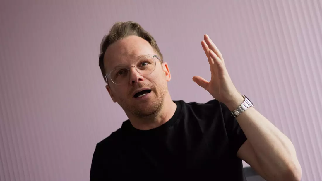 Ralf Schmitz setzt auf Tempo, Improvisation und seinen typischen schnellen Humor. - Bild: Rolf Vennenbernd/dpa
