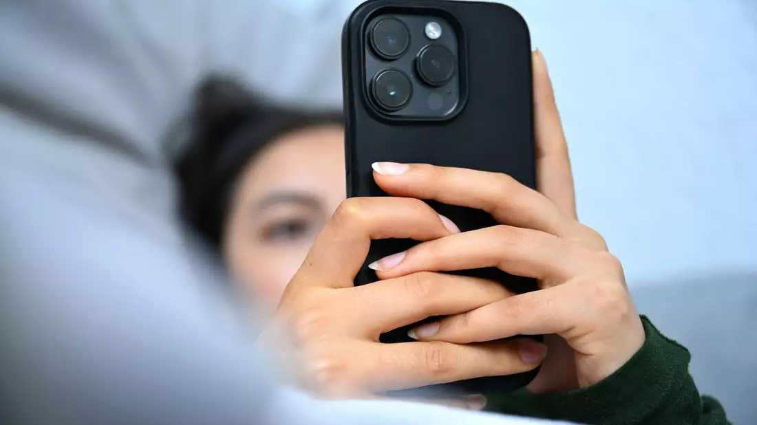 KI-generierte Fotos und Videos auf Plattformen wie Tiktok sind im Alltag angekommen. (Symbolbild) - Bild: Elisa Schu/dpa
