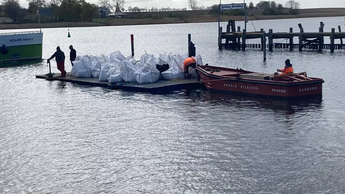 Big Bags auf dem Weg zum gestrandeten Buckelwal. - Bild: Helmut Reuter/dpa