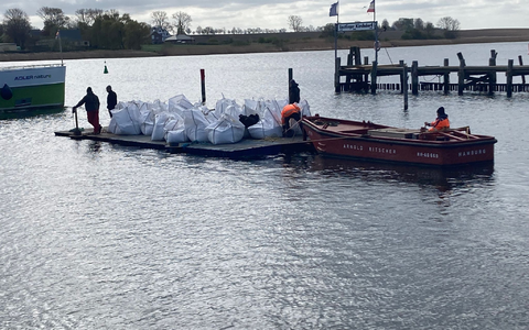 Big Bags auf dem Weg zum gestrandeten Buckelwal. - Foto: Helmut Reuter/dpa