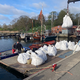 Mit Sand gefüllte Big Bags werden im Hafen von Kirchdorf auf der Insel Poel auf eine schwimmende Plattform verladen.  - Foto: Helmut Reuter/dpa
