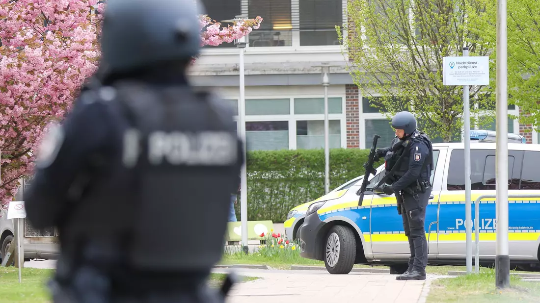 Am Freitag sicherten bewaffnete Polizisten die Klinik in Pinneberg während der Durchsuchung. (Archivbild) - Bild: Bodo Marks/dpa