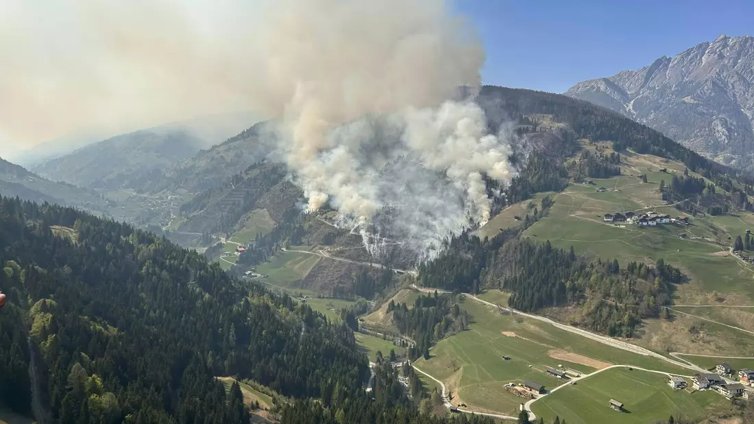 Ein Waldbrand im Lesachtal in Österreich hat sich ausgebreitet. - Bild: Unbekannt/LPD KÄRNTEN/FEST KLAGENFURT/dpa