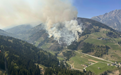 Ein Waldbrand im Lesachtal in Österreich hat sich ausgebreitet. - Foto: Unbekannt/LPD KÄRNTEN/FEST KLAGENFURT/dpa