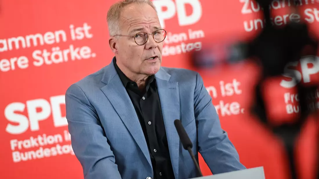 SPD-Fraktionschef Matthias Miersch warnt vor anhaltenden wirtschaftlichen Auswirkungen wegen der Blockade der Straße von Hormus. (Archivbild) - Bild: Britta Pedersen/dpa