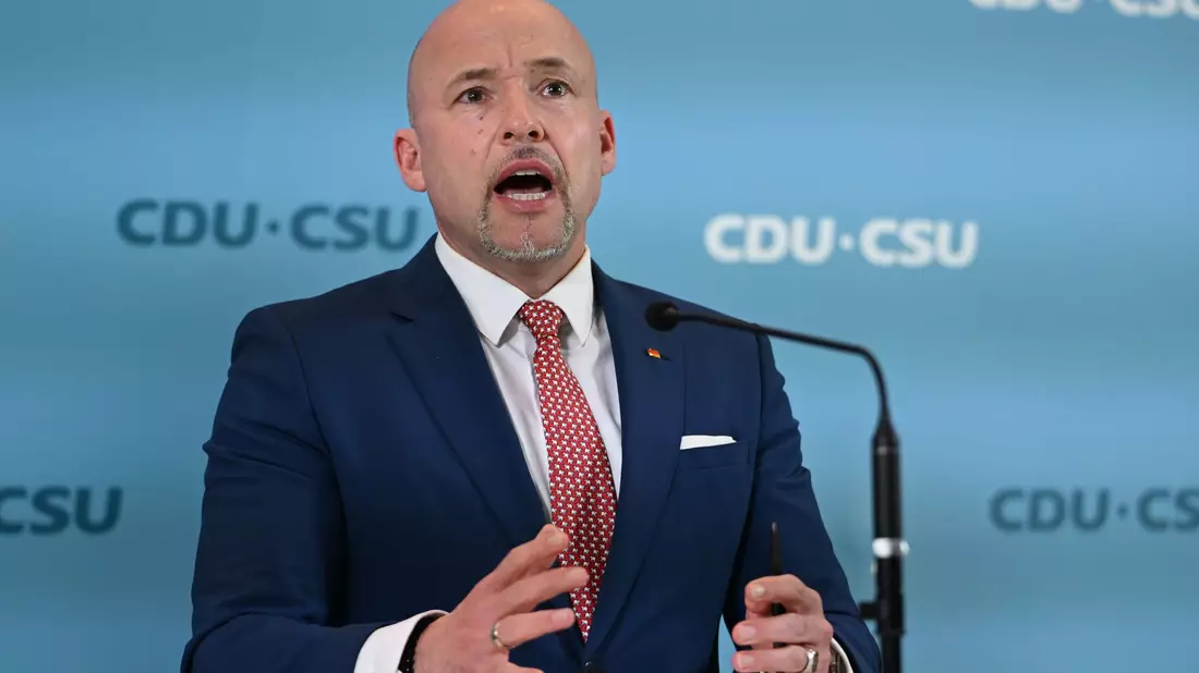 CSU-Landesgruppenchef Alexander Hoffmann pocht auf Reformen statt Schulden. (Archivbild) - Bild: Markus Lenhardt/dpa
