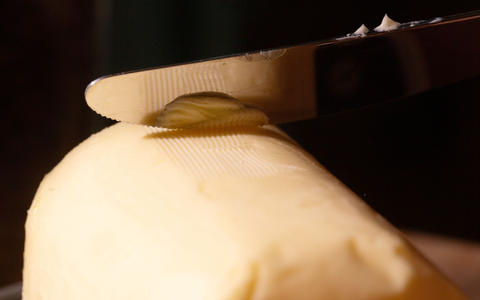 Der Butterpreis schwankt, nun wieder zugunsten der Verbraucher. (Illustration) - Foto: Fernando Gutierrez-Juarez/dpa